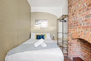 Un pat sau paturi într-o cameră la Traditional Double Room in Glebe - Nearby USYD - Shared Bathroom +32 fotografii