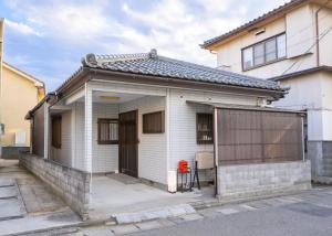 Iidamachi「上石田のおうち」農業体験もできる連泊がお得な１棟貸切の宿的前面有栅栏的小白色房子