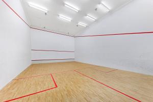 Tenis a/nebo squash v ubytování Sydney CBD Studio I City Views I Sleeps 4 People nebo okolí