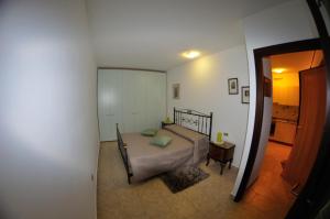 1 dormitorio con 1 cama en una habitación en La Magnolia, en Verona