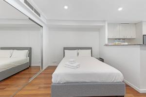 Postel nebo postele na pokoji v ubytování Sydney CBD Studio I City Views I Sleeps 4 People