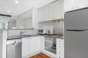 Kuchyň nebo kuchyňský kout v ubytování Sydney CBD Studio I City Views I Sleeps 4 People