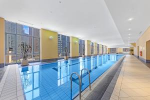 Bazén v ubytování Sydney CBD Studio I City Views I Sleeps 4 People nebo v jeho okolí