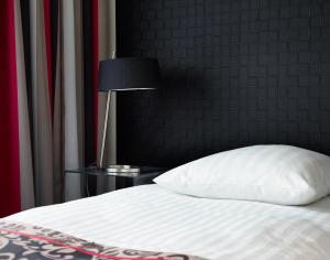 Cama ou camas em um quarto em Hotel Suisse