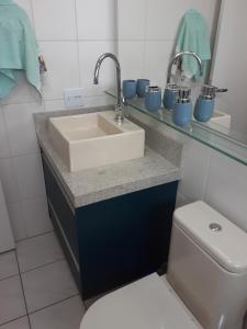 un baño con lavabo e inodoro en APTO CASAL e FILHO, en Santo André 6 fotos más