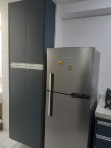 Un refrigerador de acero inoxidable en una cocina. en APTO CASAL e FILHO, en Santo André