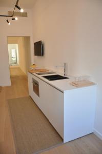 a kitchen with a stove and a white counter top at Appartamento Colonna in Murano