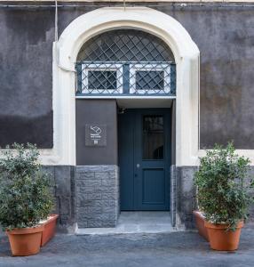 an entrance to a building with a blue door at Elephant and Castle - Exclusive Holiday Home in Catania