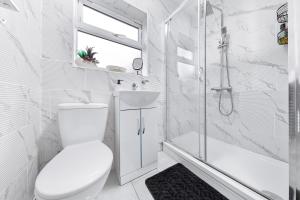 Ένα μπάνιο στο Charming City Retreat,4 Bedroom House,Garden,Free Parking +27 φωτογραφίες