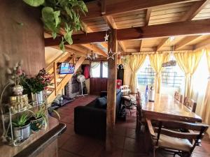 a dining room and living room with a table at CASA FAMILIAS muy cerca PLAYA Y Av3 in Villa Gesell