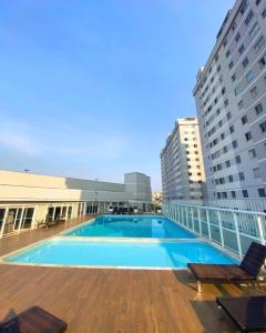 une grande piscine au sommet d'un immeuble dans l'établissement Apartamento completo 2 Quartos, Garagem, Piscina e Academia, à Juiz de Fora