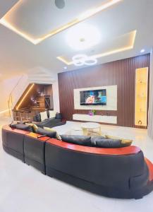 TV a/nebo společenská místnost v ubytování 3 & 4 Bedroom Luxury Home Lekki