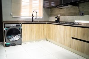 Kuchyň nebo kuchyňský kout v ubytování 3 & 4 Bedroom Luxury Home Lekki