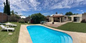 a swimming pool in the backyard of a house at Casa con piscina para 8 personas in Mercedes