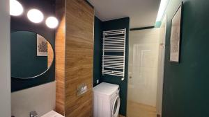łazienka z toaletą i lustrem w obiekcie Mint Studio with outdoor space - self check-in w Warszawie