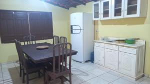 una cocina con una mesa y un refrigerador en Casa Terraço Alter, en Santarém