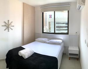 une chambre avec deux lits et une fenêtre dans l'établissement Ponta Verde 250m praia I Feirinha do Artesanato I Piscina I Academia, à Maceió 31 autres photos
