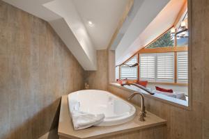 Φωτογραφία από το άλμπουμ του The Den, Heart of Village, Free Parking σε Γουίσλερ +14 φωτογραφίες