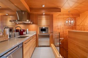 Η κουζίνα ή μικρή κουζίνα στο The Den, Heart of Village, Free Parking