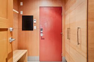 Μια τηλεόραση ή/και κέντρο ψυχαγωγίας στο The Den, Heart of Village, Free Parking