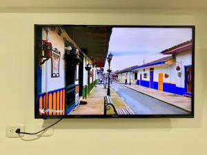 サレントにあるNature Hotel Salentoの壁に掛けられた薄型テレビ +32枚の写真