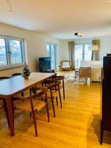 TV a/nebo společenská místnost v ubytování ღLIBORIA I Als Gruppe in Uffing I 4 min zum See I Sauna