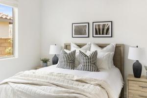 Un dormitorio blanco con una cama grande con almohadas. en Luxury and comfort throughout Pool Spa Putting Green, en La Quinta 37 fotos más