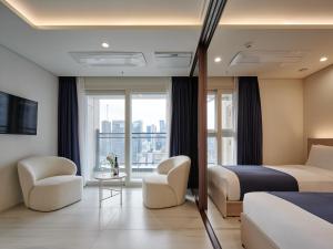 Ліжко або ліжка в номері Hotel The Botanik Sewoon Myeongdong