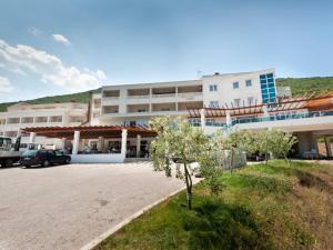 Nespecifikovaný výhled na hory nebo výhled na hory při pohledu z hotelu