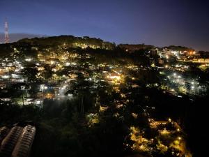 Pemandangan gunung umum atau pemandangan gunung yang diambil dari hotel