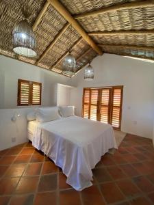 a bedroom with a large white bed in a room at Maison Annick in Fortim