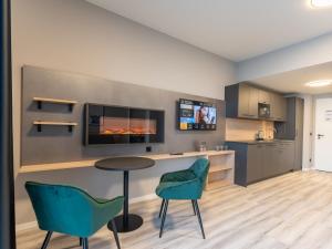 Kuchyň nebo kuchyňský kout v ubytování JustStay München Hotel & Apartments
