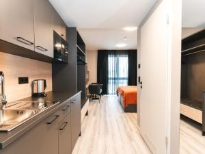 Kuchyň nebo kuchyňský kout v ubytování JustStay München Hotel & Apartments + 22 fotografií