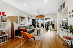 Dapur atau dapur kecil di Spacious Mt Eliza home with Private Garden