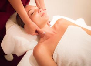 Eine Frau liegt im Bett und lässt sich massieren in der Unterkunft The Vineyards Boutique Hotel & SPA in Aheloy + 119 Fotos