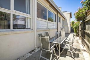 Rõdu või terrass majutusasutuses 5-Bed Haven with Pool Minutes From Beaches & Parks