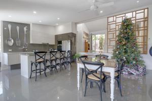 Dapur atau dapur kecil di Luxurious 4-BR Hinterland Retreat - Scenic Views