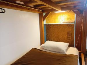 Letto o letti in una camera di Holiday House Ryukyu-an "MUSIC HOSTEL"