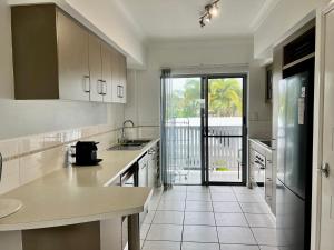 Dapur atau dapur kecil di Tropical resort vibes - Northern beaches Cairns