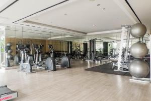 Fitness centrum a/nebo fitness zařízení v ubytování Enchanting and Stunning 2BR La Riz Supermall Mansion Apartment By Travelio