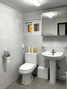 ソウルにあるIchon Green Tea Houseの白いトイレと洗面台のあるバスルーム +37枚の写真