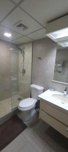 Phòng tắm tại Cozy Accommodations - Abbey Hope View +5 ảnh