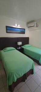 Giường trong phòng chung tại Cozy Accommodations - Abbey Hope View