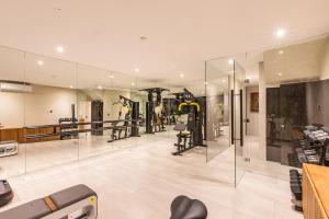 une grande pièce avec des parois vitrées et un salon dans l'établissement Villa Famara Pererenan by Blacksand, à Tumbak Bayuh