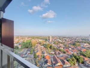 Balkón nebo terasa v ubytování Elegant and Spacious 1BR at Patraland Amarta Apartment By Travelio
