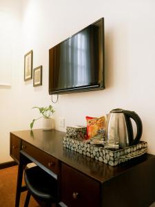TV a/nebo společenská místnost v ubytování Rosa Hanoi Hotel