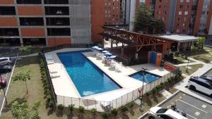 an overhead view of a swimming pool in a city at Lujoso Apto 5 min de Clínica Valle de lili y CC Jardín Plaza, 2207 in Cali