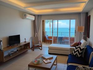 Televízia a/alebo spoločenská miestnosť v ubytovaní Pestana Lodge Rio Vermelho