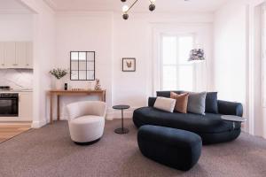 Χώρος καθιστικού στο Harrington House luxury apartment in CBD