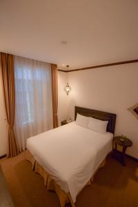 Postel nebo postele na pokoji v ubytování Rosa Hanoi Hotel